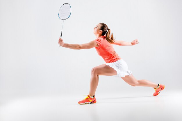 Joven jugando bádminton