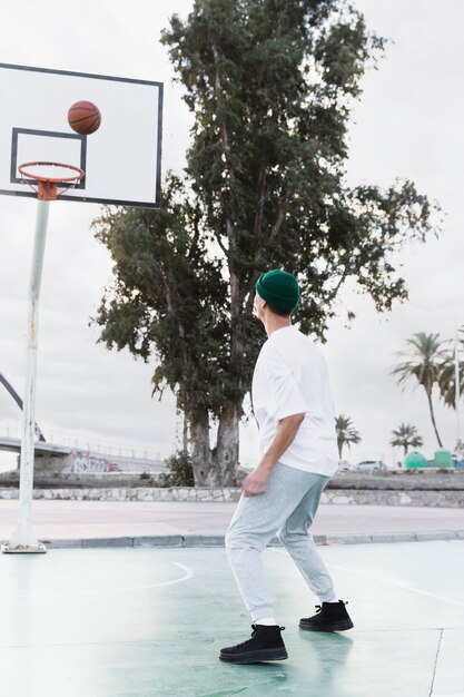 Joven jugando baloncesto