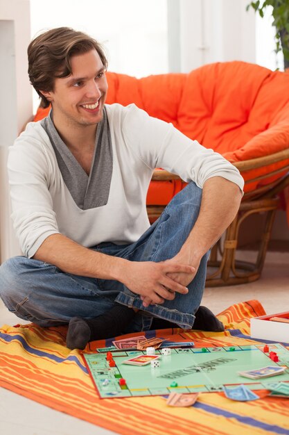 Joven jugando un juego en casa