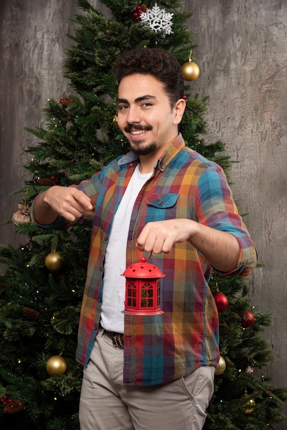 Foto gratuita joven jugando con juguetes de navidad.