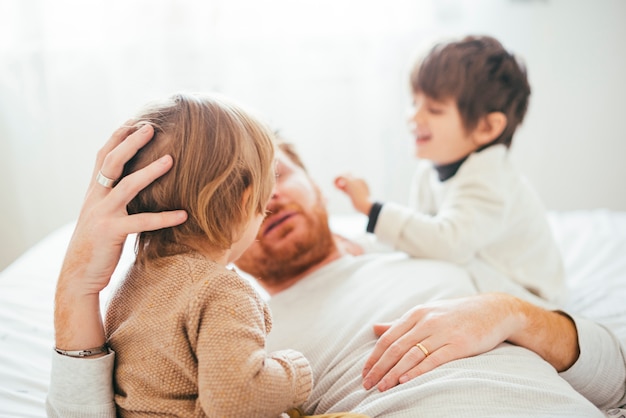 Foto gratuita joven jugando con niños