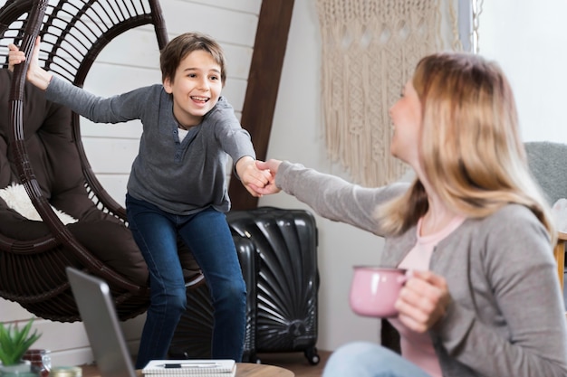 Joven jugando con su madre en casa