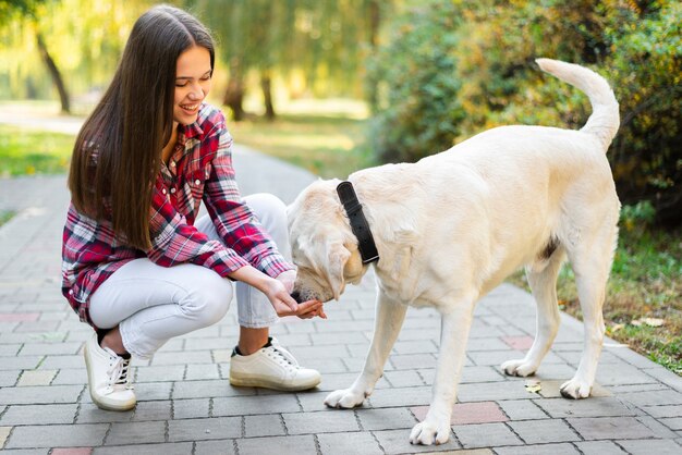 Joven jugando con su perro en el parque