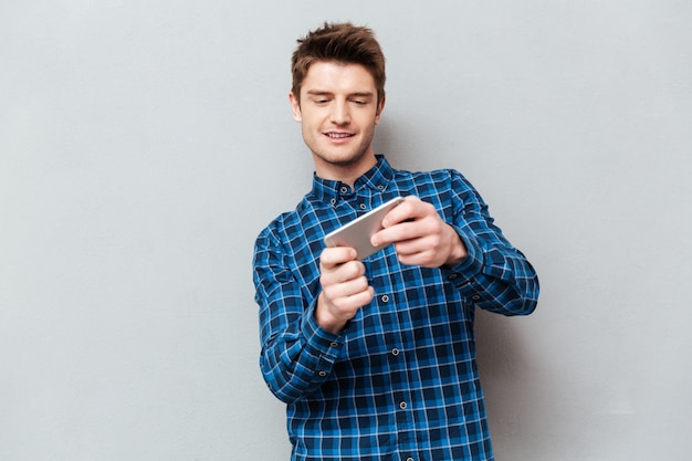 Joven jugando en el teléfono inteligente