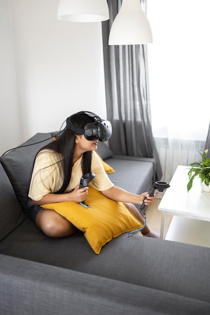 Joven jugando videojuegos con gafas vr