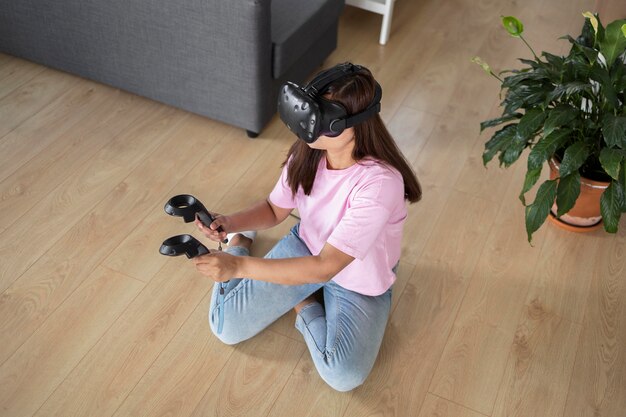 Foto gratuita joven jugando videojuegos con gafas vr