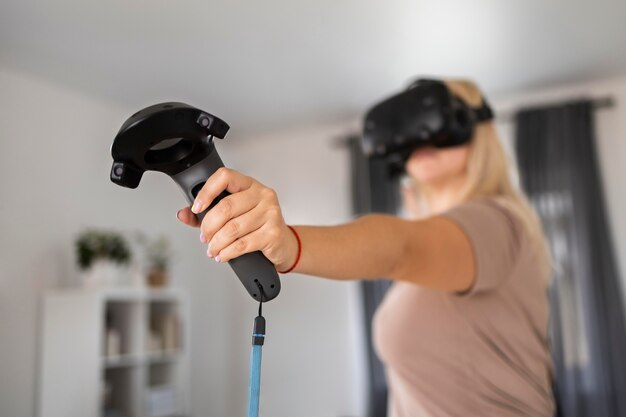 Foto gratuita joven jugando videojuegos con gafas vr