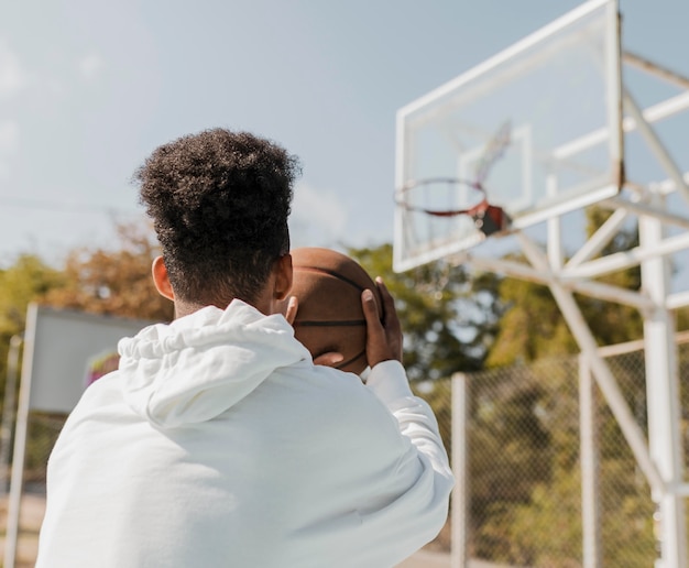 Joven, jugar al básquetbol, aire libre