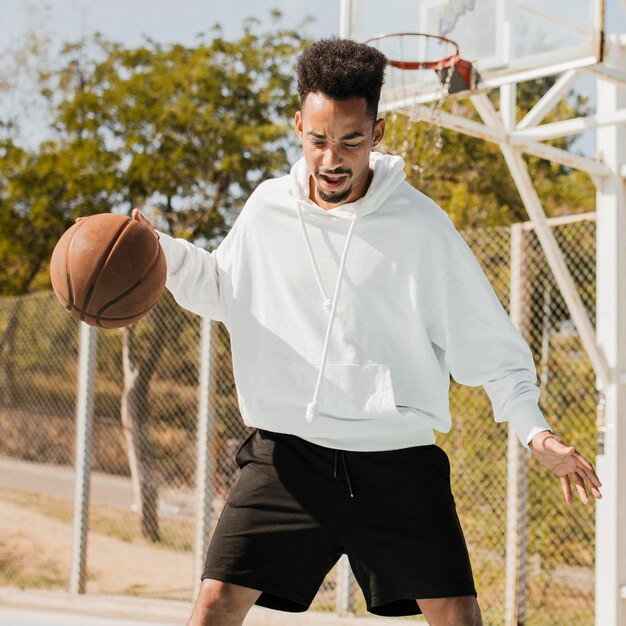 Joven, jugar al básquetbol