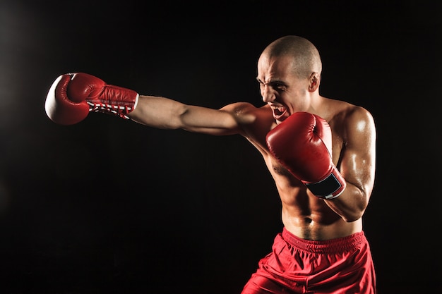 El joven kickboxing en negro