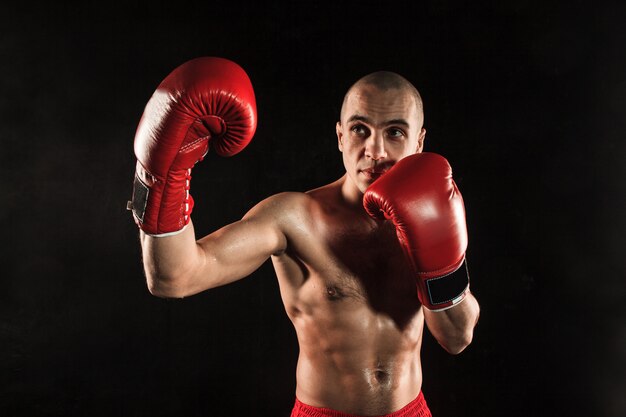 joven kickboxing en negro