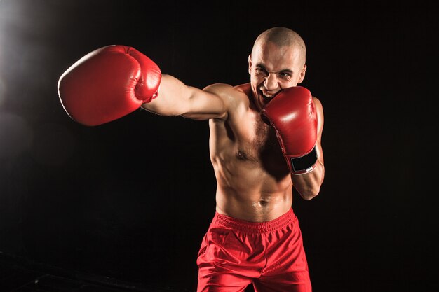 El joven kickboxing en negro