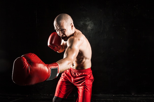 El joven kickboxing en negro