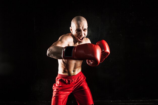 El joven kickboxing en negro