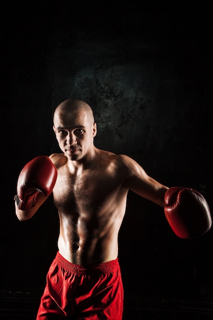 Foto gratuita joven kickboxing en negro