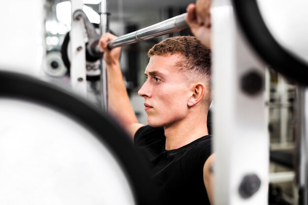 Joven levantador de pesas preparándose para el entrenamiento