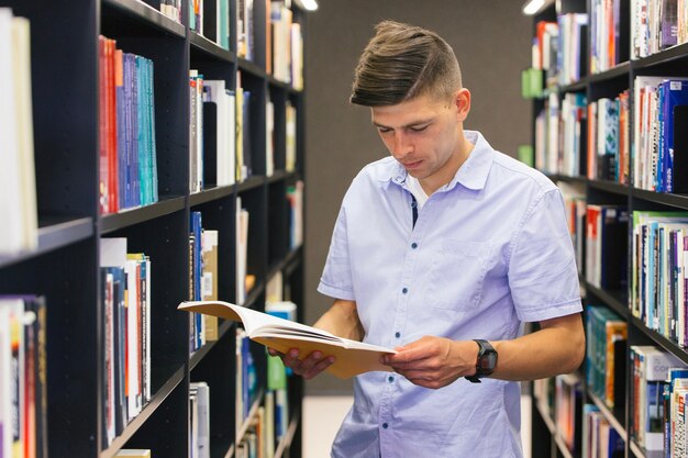 Joven leyendo el libro de texto