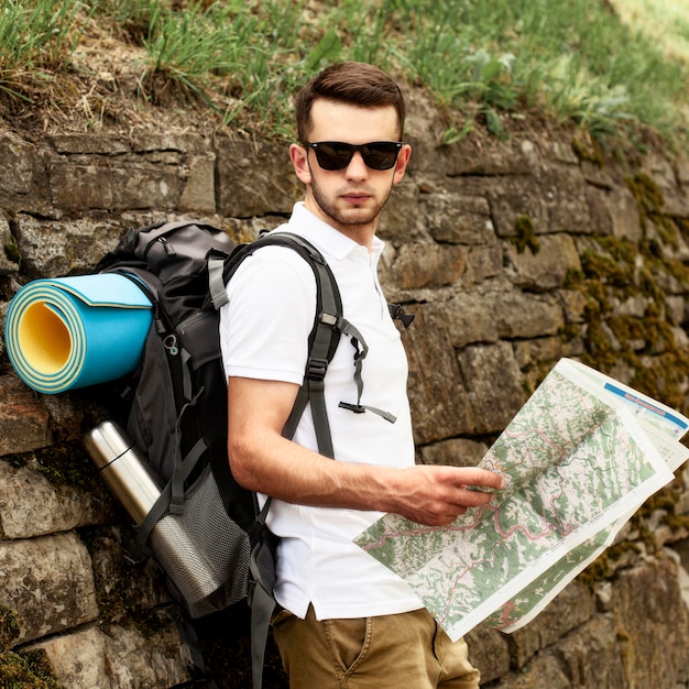 Foto gratuita joven leyendo mapa