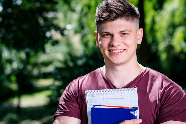 Joven con libreta y libro