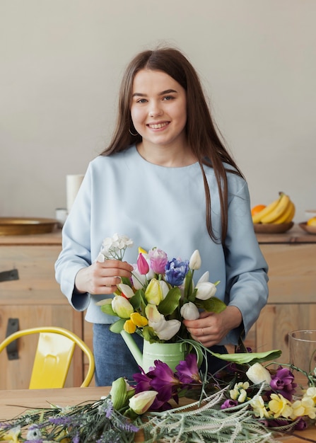 Foto gratuita joven linda chica sosteniendo flores