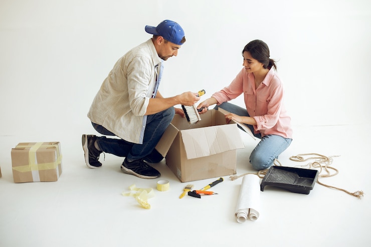 Foto gratuito la joven y linda familia repara la habitación.