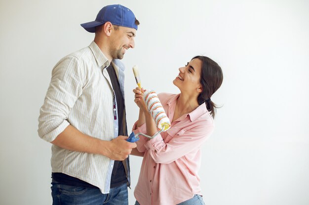 La joven y linda familia repara la habitación.