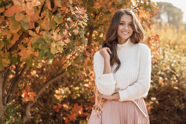 joven linda mujer al aire libre