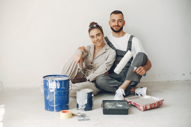 La joven y linda pareja repara la habitación