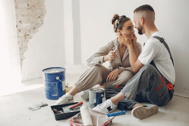 Foto gratuita la joven y linda pareja repara la habitación