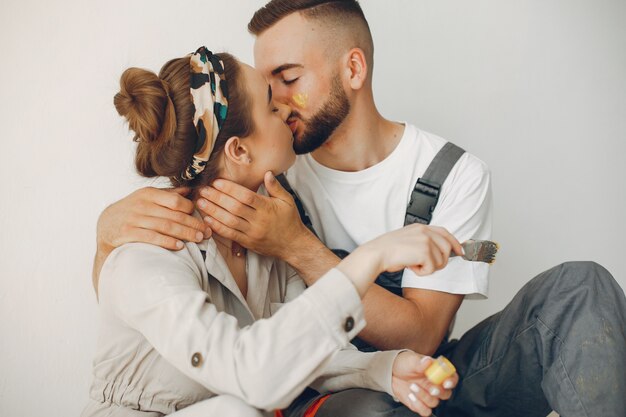 La joven y linda pareja repara la habitación