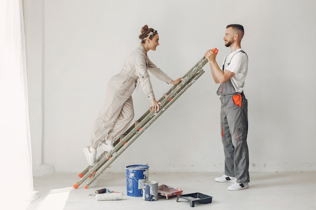 La joven y linda pareja repara la habitación