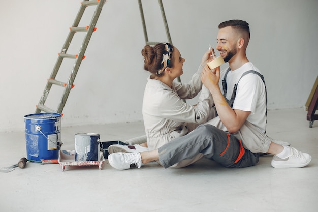 La joven y linda pareja repara la habitación