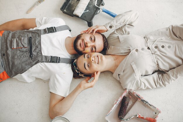 La joven y linda pareja repara la habitación