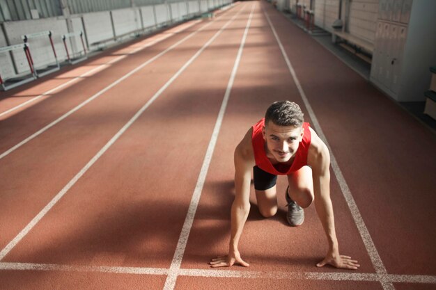 joven listo al comienzo de una pista