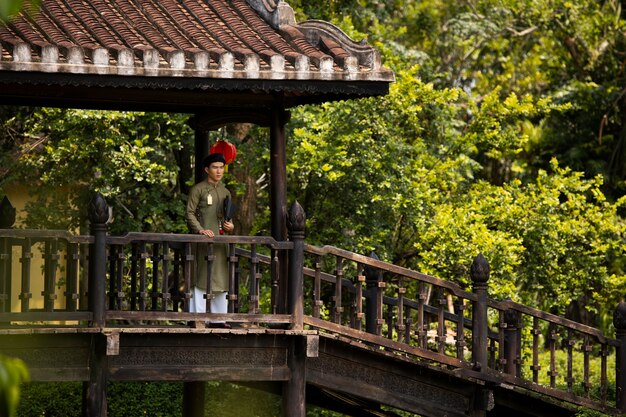 joven, llevando, ao dai, disfraz