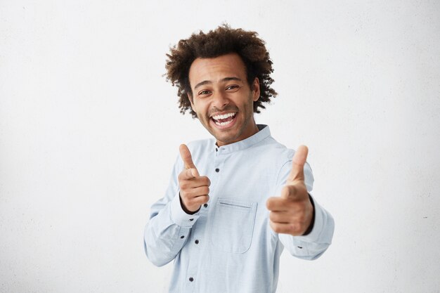 joven, llevando, camisa formal, sonriente, alegremente