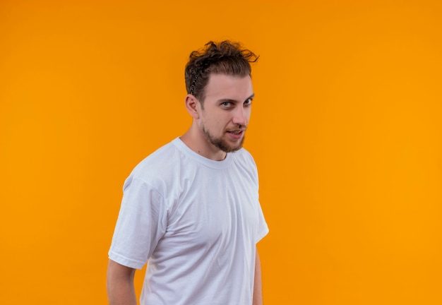 joven, llevando, camiseta blanca, en, aislado, pared naranja