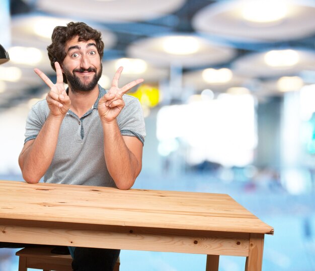 joven loco con expresión de tabla .happy