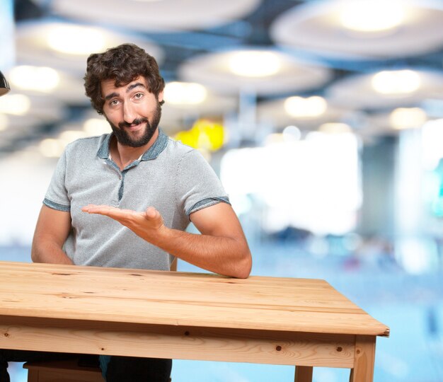 joven loco con expresión de tabla .happy