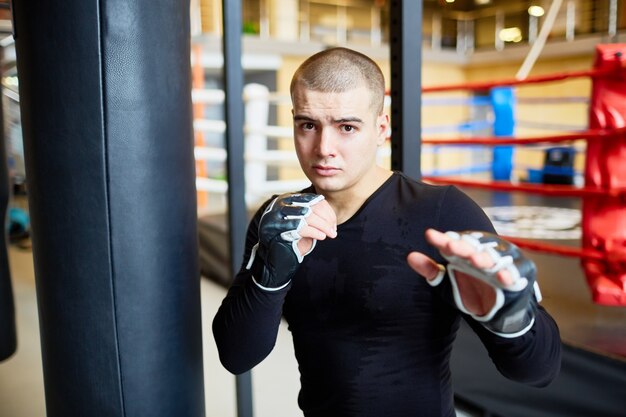 Joven luchador decidido en entrenamiento