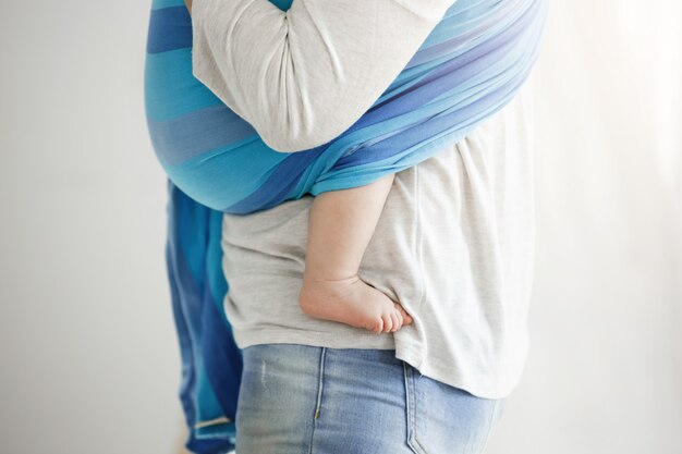 Joven madre abraza tiernamente a su hijo