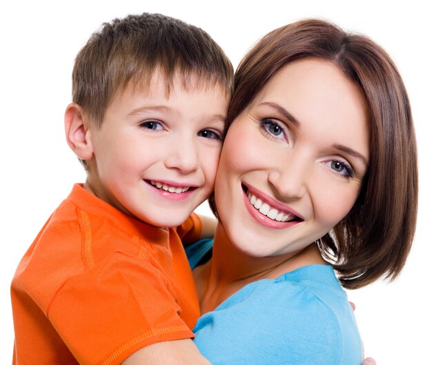 Joven madre alegre feliz con hijo pequeño sobre un fondo blanco.