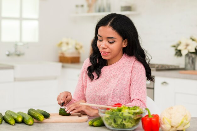 Joven madre en casa cocinando