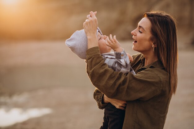 Joven madre divirtiéndose con su pequeño hijo