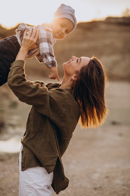 Joven madre divirtiéndose con su pequeño hijo