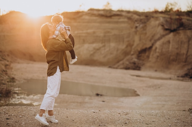 Joven madre divirtiéndose con su pequeño hijo