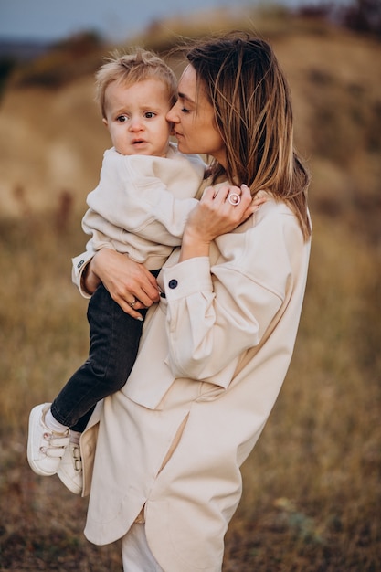 Joven madre divirtiéndose con su pequeño hijo