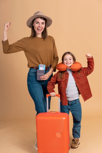 Joven madre e hija listas para viajar de vacaciones