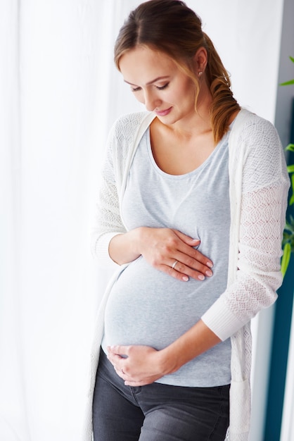 La joven madre está llena de anticipación.