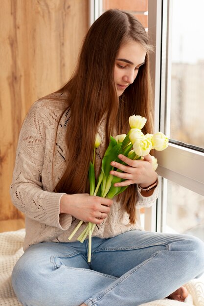 Joven madre con flores